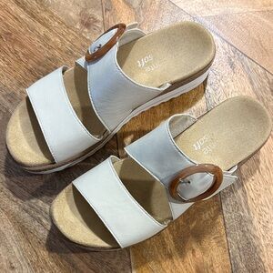 Remonte Cream Slip-On Sandals with Tan Accents Velcro closure